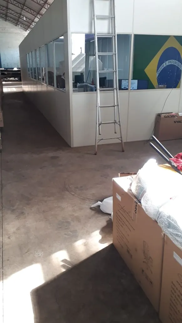 Divisórias instaladas em escritório comercial
