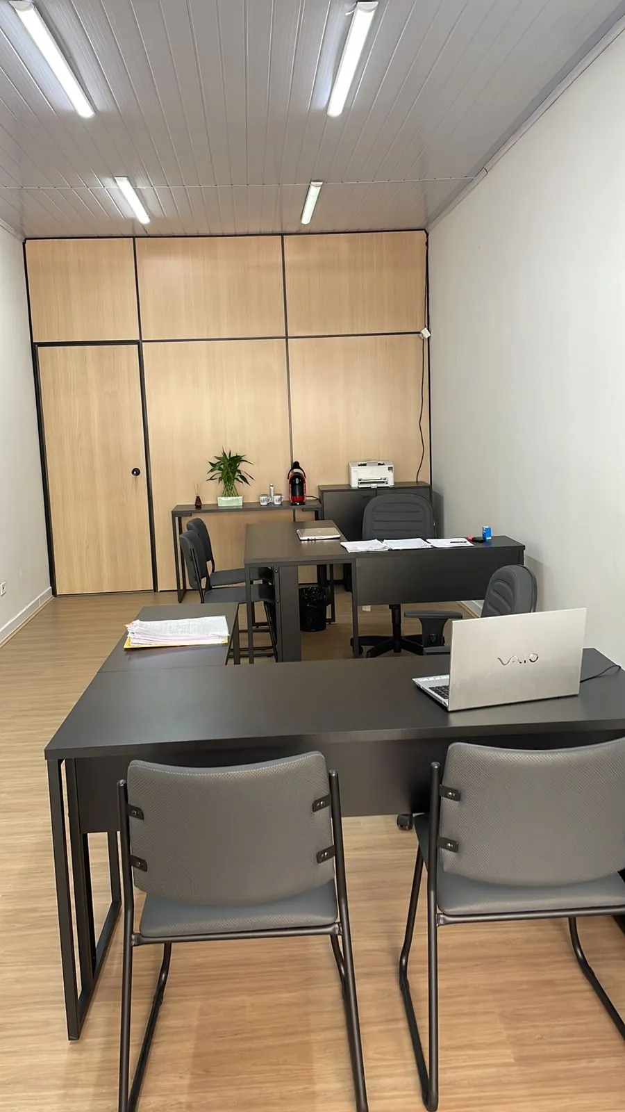 Escritório com piso laminado e divisória, feito pela Charme Decorações em Apucarana