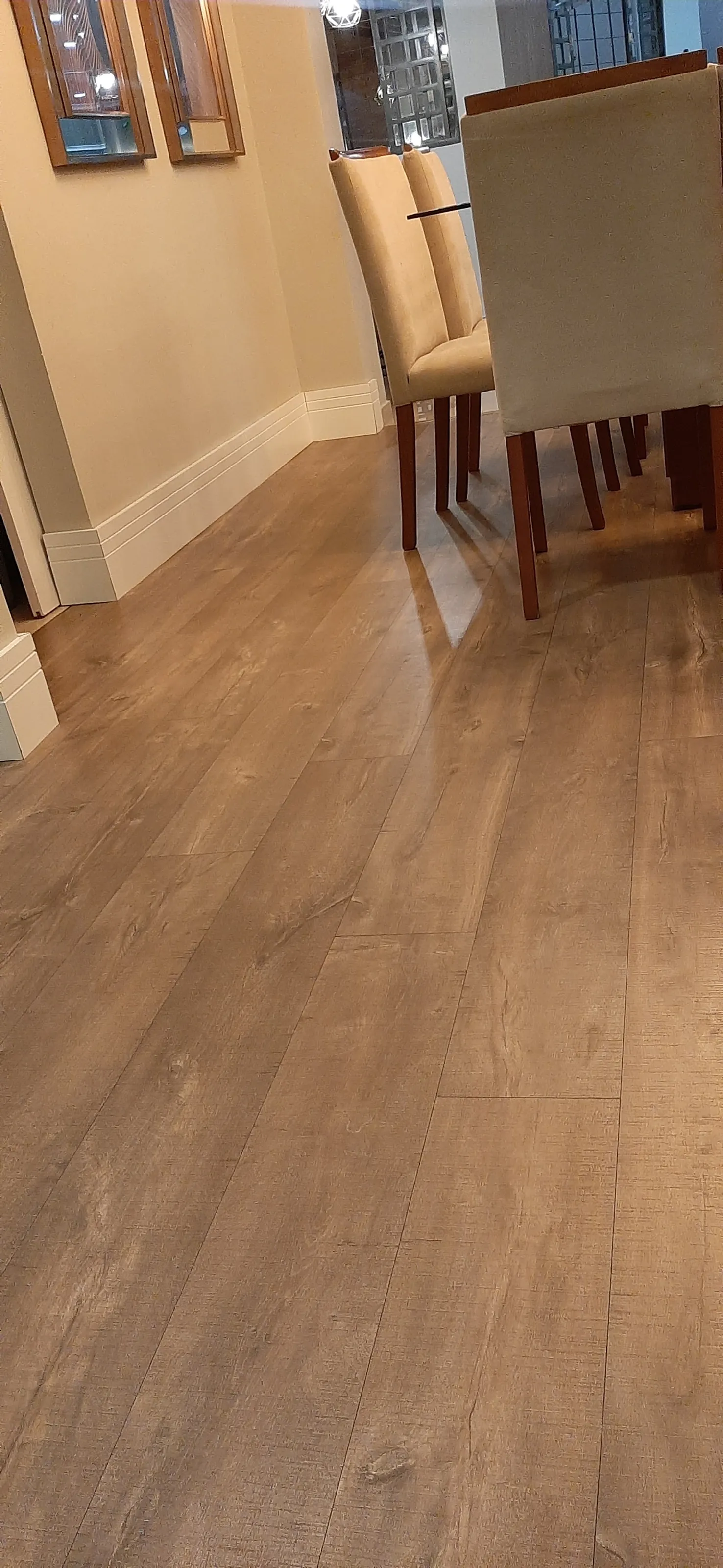 Piso laminado amadeirado instalado em sala